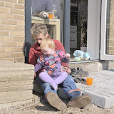 Silje leger med Mormor