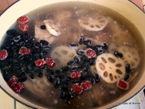 [lotus root and black bean soup boiling[2].jpg]