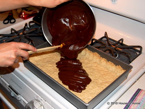 [pouring chocolate into pie[2].jpg]
