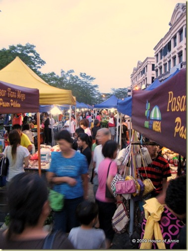 Visit to a Kuching Pasar Malam (Night Market) | House of Annie