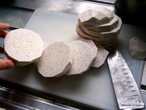 [slicing taro for khau yoke[2].jpg]