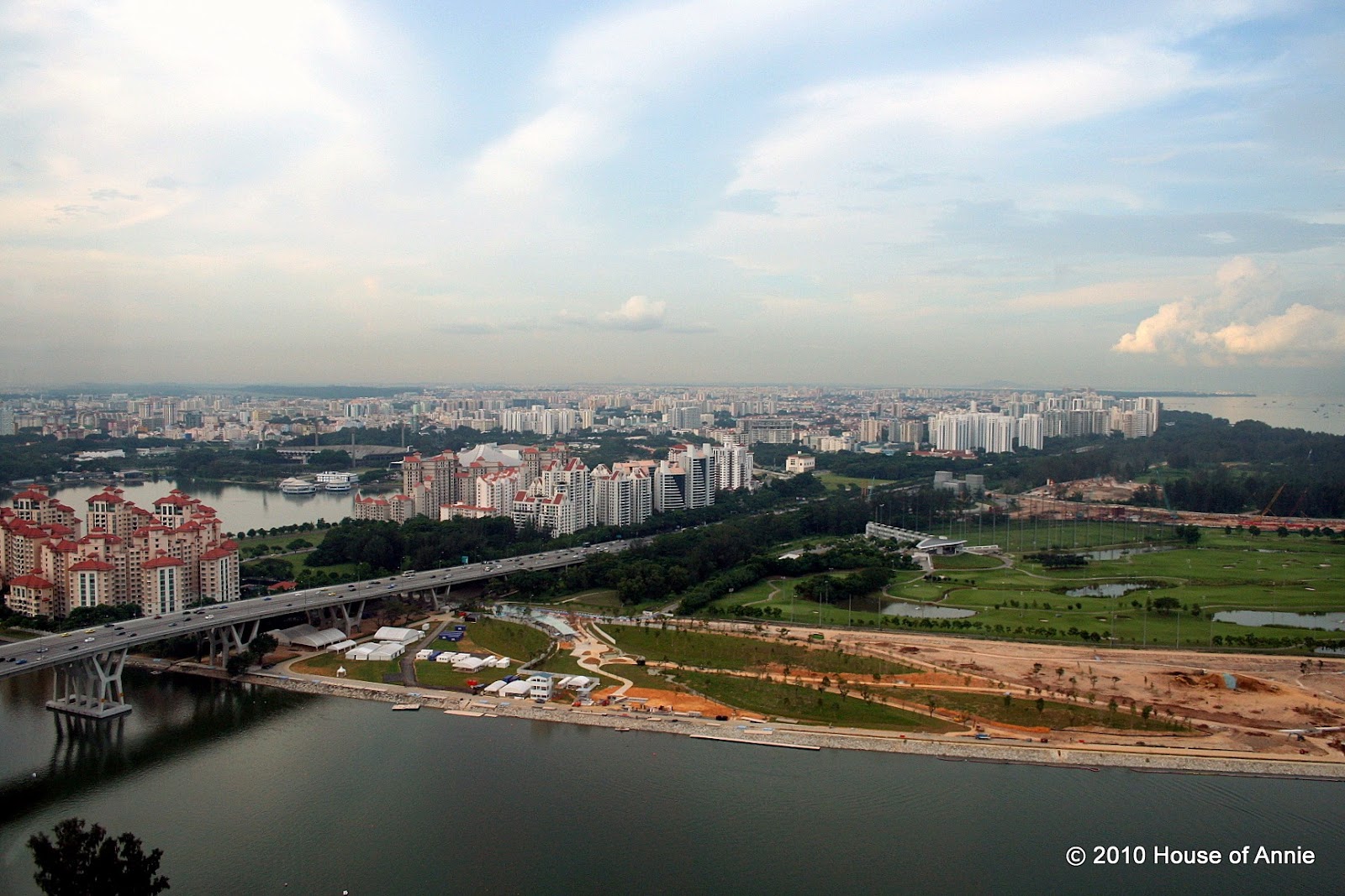 [east coast parkway and the marina golf course from the singapore flyer[2].jpg]