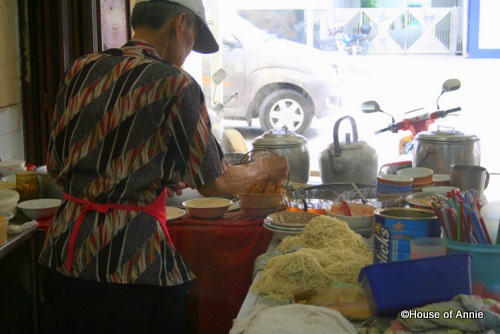 [Liang Yew Cafe Sibu Kampua Mee Maker[2].jpg]