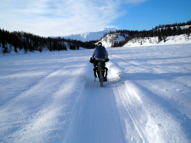 Cruzando un lago en Alaska