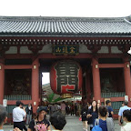 La entrada al templo de Asakusa. Y sí, esa es sólo la entrada. Una nota rápida, noten que la gente tiene capas de ropa encima, hace demasiado calor para andar vestido así.