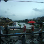 Estando en Kyoto pasamos por un mercado a orillas del rio. Nos llovio pero ya estabamos preparados con paraguas en mano. Aunque la lluvia era muy ligera.