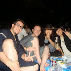 De izquierda a derecha esta su servidor, Kana mi amigo, y dos amigas de nuestro amigo en Tokio Kosuke. No me acuerdo como se llaman... Por cierto hay una botella de tequila a la derecha.