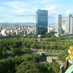 La última toma panorámica de la torre. Bastante buena sobre todo por ese edificio con vidrio de espejo. Refleja precisamente el domo de Osaka.