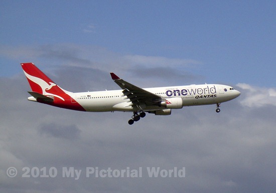 Qantas-Airways-with-OneWorld-Livery