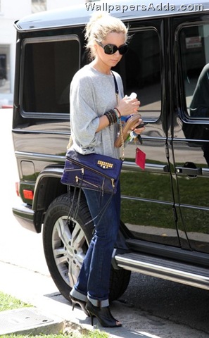 [Ashley+Tisdale+Out+Los+Angeles+N9lyimOfXVGl[2].jpg]