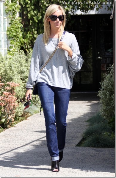 Ashley Tisdale Out Los Angeles RNGEJ-pZCTOl