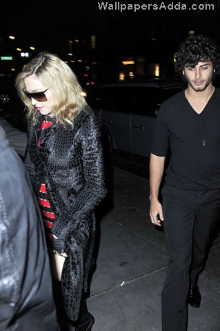 [Madonna+Jesus+Luz+wearing+red+Kabbalah+bracelet+3QTLnh1ZqoAl[2].jpg]