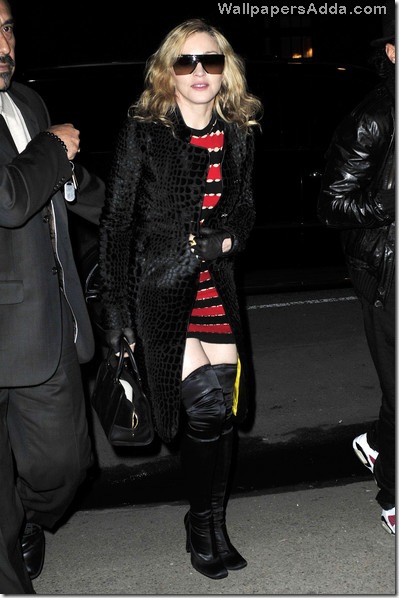 Madonna Jesus Luz wearing red Kabbalah bracelet sYyl6G_SXzil