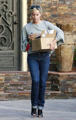 [Ashley+Tisdale+Leaving+Haylie+Duff+House+_mRMiKrwteUl[2].jpg]