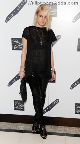 [Alice+Olivia+Saks+Fifth+Avenue+Launch+Party+lE332dzoFWQl[2].jpg]