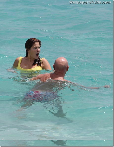 Stephanie shines in yellow KA6DEJQGrnUl