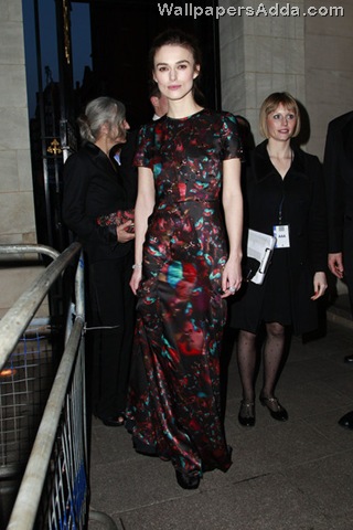 [Keira+Knightley+wearing+floor+length+silk+nY9LVjvDl58l[2].jpg]