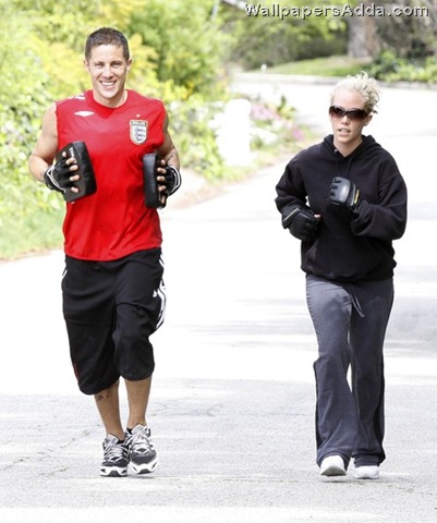 [Kendra+Wilkinson+Hitting+Mitts+Trainer+tfHnJUmpZkml[2].jpg]