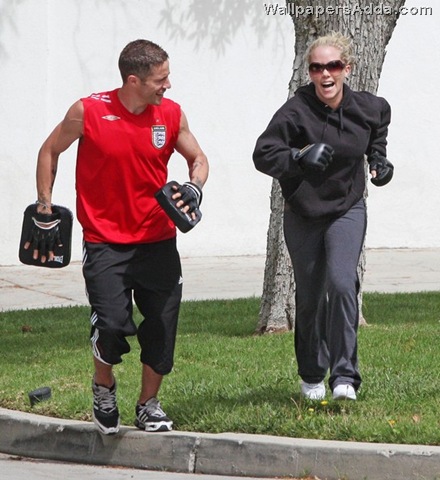 [Kendra+Wilkinson+Hitting+Mitts+Trainer+As9kJfx_jyml[3].jpg]