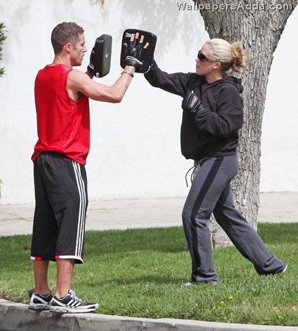 [Kendra+Wilkinson+Hitting+Mitts+Trainer+bflGQKg05f5l[2].jpg]