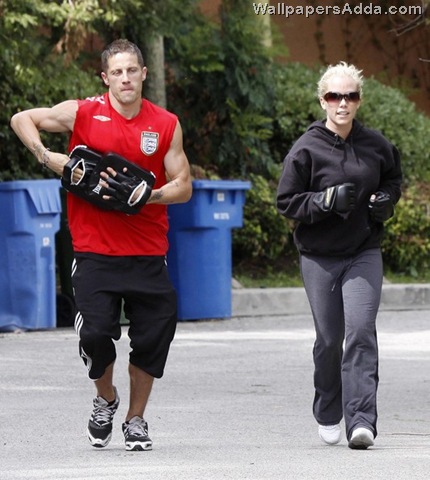 [Kendra+Wilkinson+Hitting+Mitts+Trainer+nynRHTIXitTl[2].jpg]