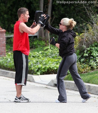 [Kendra+Wilkinson+Hitting+Mitts+Trainer+9G_slcU_i91l[2].jpg]