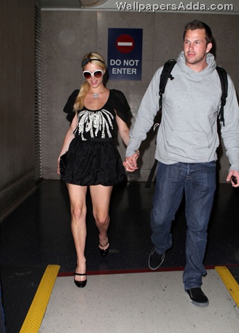 [Paris+Hilton+Doug+Reinhardt+Arriving+LAX+b_0Qva0d21Bl[2].jpg]