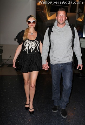 [Paris+Hilton+Doug+Reinhardt+Arriving+LAX+dSwuVEtvDNSl (1)[2].jpg]