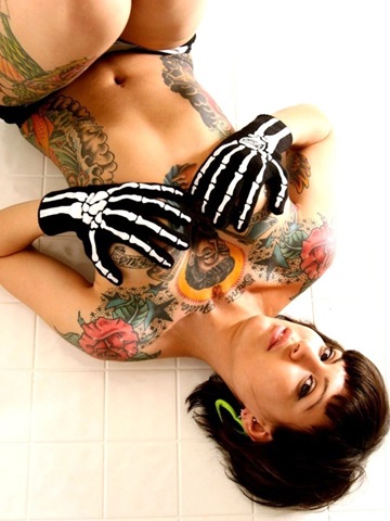 [beautiful-women-with-tattoos-5[3].jpg]