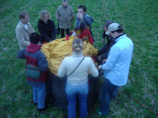 Ballonvaart op 14-04-2004 vanuit Harfsen over het landschap in gelderland.