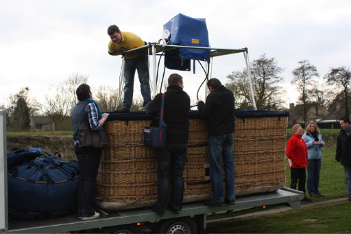 Para dropping tijdens een ballonvaart van Almelo naar Neede