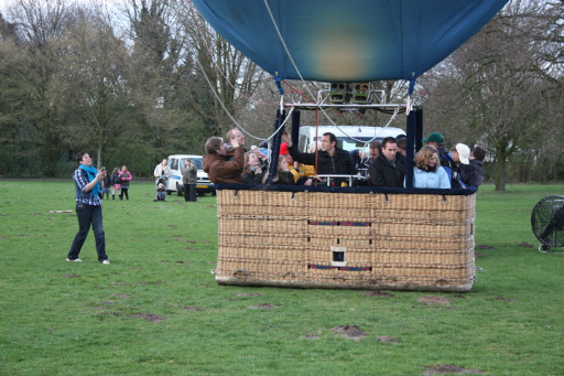 Para dropping tijdens een ballonvaart van Almelo naar Neede