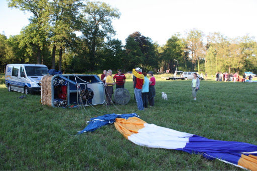 Negen persoons ballonvaart van Bilthoven over Utrecht naar Hei en Boeicop met stralend blauwe lucht.