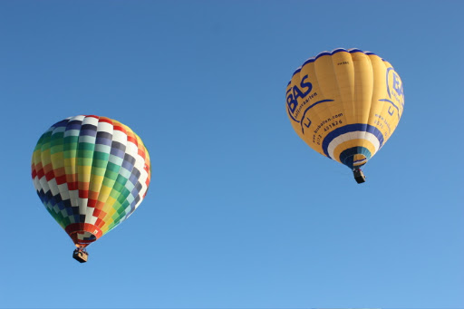 Negen persoons ballonvaart van Bilthoven over Utrecht naar Hei en Boeicop met stralend blauwe lucht.