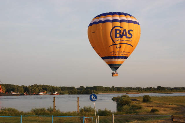 Schittererende ballonvlucht van Veenendaal over Rhenen naar Druten met 10 personen.