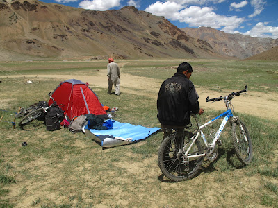 2 british girls cycling from Manali to Leh. Amazing...10 days!