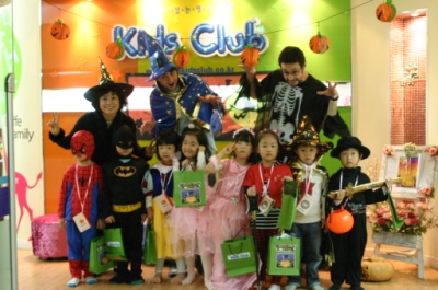 check out Spiderman, that kid is away with the fairies.