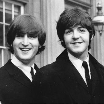 [John_Lennon_Paul_McCartney_durante_ceremonia_Palacion_Buckingham_1965[1][2].jpg]