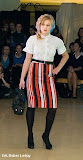 modelka: Ola Gierak stylizacja: Monika Marszał zdjęcie: Robert Leśny  Koszula - Figl Spódnica - własność stylisty Pasek - własność stylisty Torebka - Deichmann Buty - Deichmann Rajstopy - Esotiq