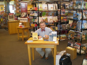 20080823.bordersbooksigning3.jpg 20080823.bordersbooksigning3.jpg