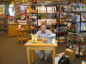 20080823.bordersbooksigning2.jpg 20080823.bordersbooksigning2.jpg