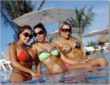 en nuestros hoteles chicas tomando el so piscina sexy