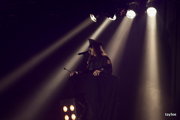 IMAGE: http://lh5.ggpht.com/_MjLjvG4Gocg/S2dn4hVXoTI/AAAAAAAAEQA/LspuEs2kuvo/s720/elm%202009%20004.jpg