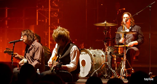 IMAGE: http://lh5.ggpht.com/_MjLjvG4Gocg/S2doX_AylOI/AAAAAAAAEMs/suVqIbFv8Uw/elm%202009%20052.jpg