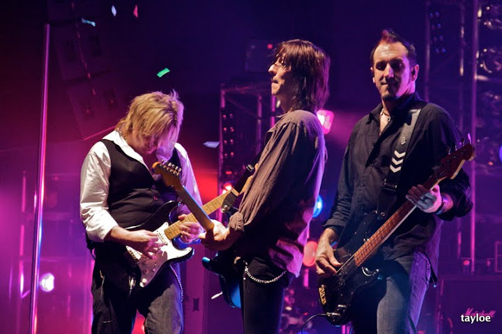 IMAGE: http://lh5.ggpht.com/_MjLjvG4Gocg/S2doykNDOwI/AAAAAAAAEPM/xYGKDXSVrNw/s720/elm%202009%20092.jpg