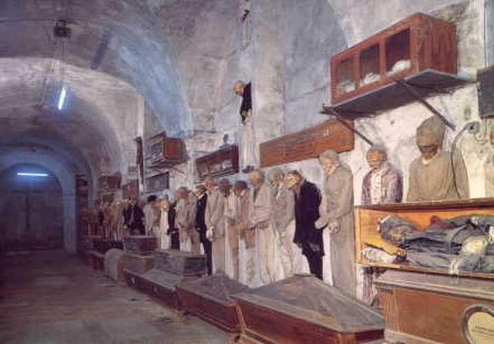 [world's bizarre catacombs 45[3].jpg]