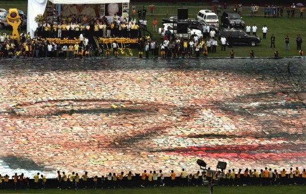 [World's Largest Photo Mosaic (by Revoli Cortez) 01[4].jpg]