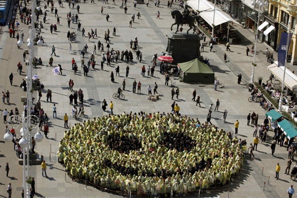 The Largest Human Smiley Face In The World 00
