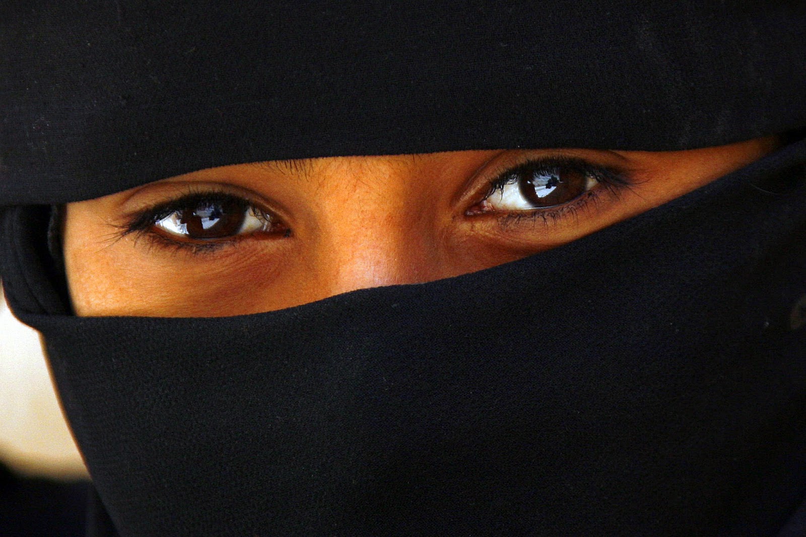 [Eric Lafforgue - Veiled girl's eyes - Yemen[6].jpg]
