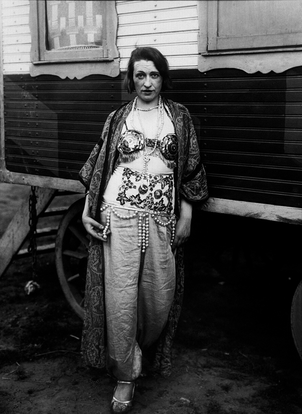 [August Sander  -mujer del circo[6].jpg]